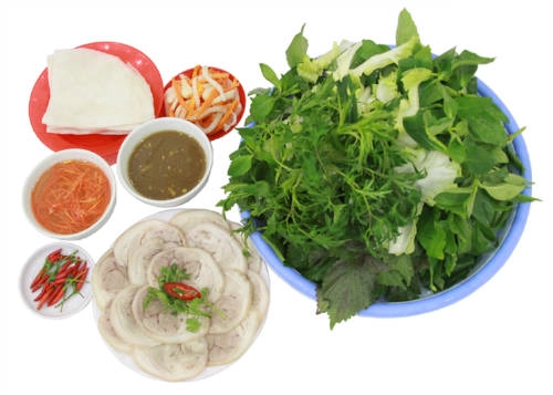 Bánh tráng phơi sương cuốn thịt: Bánh tráng phơi sương thường ăn kèm với rau sống, thịt heo luộc và chấm với nước mắm pha chế công phu. Bánh tráng mềm dẻo với lát thịt ngon hòa cùng nước chấm đậm đà, cùng vị chát, chua của các loại rau tạo nên món ăn thanh nhẹ, giải ngán. Nổi tiếng nhất ở Sài Gòn là quán bánh tráng Hoàng Ty ở Quận 3, Quận 1… Ảnh: banhtranghoangty.