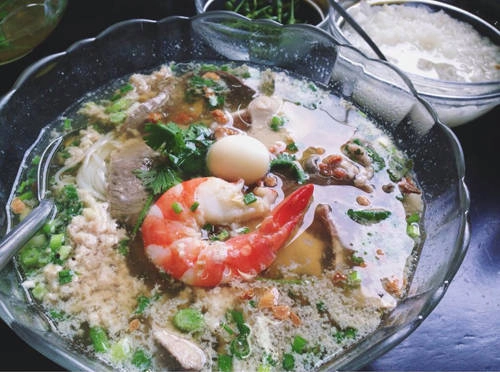 Hủ tiếu Nam Vang: Hủ tiếu Nam Vang gắn với vùng đất Nam Vang của Campuchia. Đặc trưng của dòng hủ tiếu này chính là vị thơm, thanh ngọt của nước dùng, ăn kèm rau trụng. Bạn có thể ghé các quán ăn trên đường Nguyễn Tri Phương, Trần Phú, Nguyễn Trãi để thưởng thức với giá 25.000 - 35.000 đồng một tô. Ảnh: Thi Lãm.