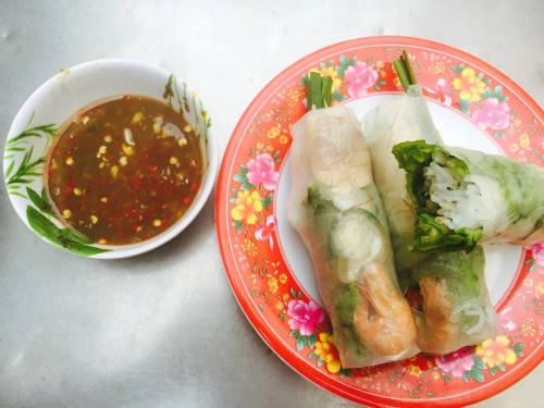 Gỏi cuốn: Gỏi cuốn là món ăn vặt cho buổi chiều ở Sài Gòn, có tôm luộc, thịt luộc, để có vị ngọt và không dầu mỡ, rau cuốn kèm chỉ là rau thơm và rau sống: hẹ, húng, dấp cá, xà lách, tía tô... Có thể tìm thấy món này ở hầu hết các chợ, cổng trường học với giá 7.000 đồng một cuốn. Các tiệm nổi tiếng ở đường Ngô Đức Kế, Nguyễn Đình Chiểu, 3/2, Nguyễn Tri Phương… Ảnh: Thảo Nghi.
