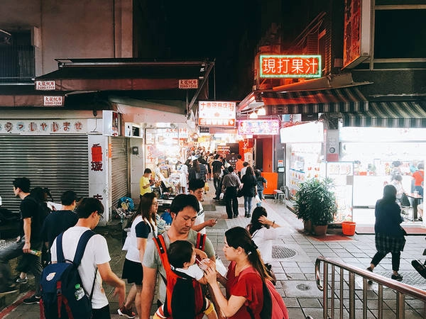 Khám phá chợ đêm ở Đài Bắc (Đài Loan) là lựa chọn lý tưởng cho những du khách muốn trải nghiệm đời sống văn hóa của người dân địa phương. Trong số những chợ đêm sầm uất tại thành phố này, du khách không nên bỏ lỡ hành trình đến Shilin, ngôi chợ đêm lớn nhất và nổi tiếng bậc nhất Đài Bắc. Chợ nằm ở quận Shilin, thuận tiện với ga tàu điện ngầm MRT Jiantan gần đó. Khám phá chợ đêm ở Đài Bắc (Đài Loan) là lựa chọn lý tưởng cho những du khách muốn trải nghiệm đời sống văn hóa của người dân địa phương. Trong số những chợ đêm sầm uất tại thành phố này, du khách không nên bỏ lỡ hành trình đến Shilin, ngôi chợ đêm lớn nhất và nổi tiếng bậc nhất Đài Bắc. Chợ nằm ở quận Shilin, thuận tiện với ga tàu điện ngầm MRT Jiantan gần đó.