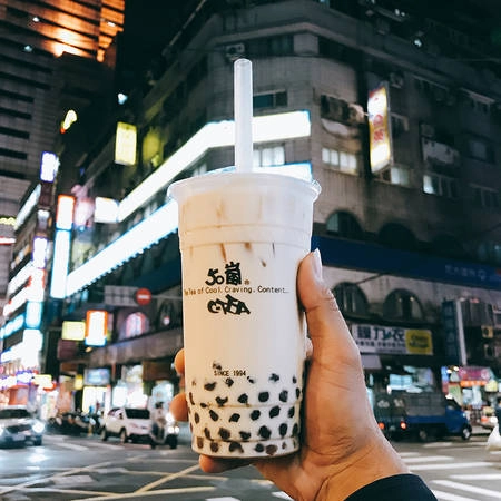 Trà sữa trân châu Hiện nay, món đồ uống ngọt ngào này có mặt ở nhiều quốc gia châu Á, nhưng trà sữa trân châu ở Đà Loan vẫn luôn chiếm được tình cảm của nhiều người bởi hương vị riêng. Bạn sẽ không khó để tìm nơi thưởng thức món này vì nó xuất hiện phổ biến ở khắp các con phố. Giá cho một ly khoảng 35 TWD (khoảng 25.000 đồng). Trà sữa trân châu Hiện nay, món đồ uống ngọt ngào này có mặt ở nhiều quốc gia châu Á, nhưng trà sữa trân châu ở Đà Loan vẫn luôn chiếm được tình cảm của nhiều người bởi hương vị riêng. Bạn sẽ không khó để tìm nơi thưởng thức món này vì nó xuất hiện phổ biến ở khắp các con phố. Giá cho một ly khoảng 35 TWD (khoảng 25.000 đồng).