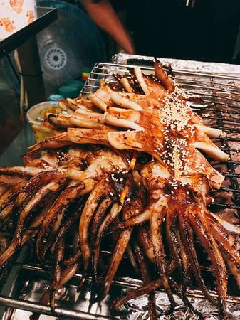 Mực nướng Trong các món hải sản nướng tại khu chợ đêm này thì mực được lòng nhiều người nhất. Mực tươi sẽ được nướng trên bếp than hồng cho vừa chín tới mà không bị khô, tỏa mùi thơm phức. Thực khách có thể ăn nguyên vị để cảm nhận độ tươi, ngọt của thịt, hoặc chấm cùng các loại nước sốt. Giá trung bình dao động từ 60 - 100 TWD/con (khoảng 45.000 - 75.000 đồng) Mực nướng Trong các món hải sản nướng tại khu chợ đêm này thì mực được lòng nhiều người nhất. Mực tươi sẽ được nướng trên bếp than hồng cho vừa chín tới mà không bị khô, tỏa mùi thơm phức. Thực khách có thể ăn nguyên vị để cảm nhận độ tươi, ngọt của thịt, hoặc chấm cùng các loại nước sốt. Giá trung bình dao động từ 60 - 100 TWD/con (khoảng 45.000 - 75.000 đồng)