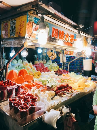 Trái cây tươi Du khách sẽ bất ngờ khi nhìn thấy những sạp trái cây tươi được bày biện đẹp mắt khi đến chợ đêm Shilin. Mỗi sạp ở đây đều có trên dưới 10 loại khác nhau. Đối với những người thích ăn trái cây thì đây là dịp để bạn có thể thưởng thức mà không cần lo lắng về chất lượng, vì Đài Loan nổi tiếng là “vương quốc trái cây”, nơi có hoa quả tươi quanh năm. Nếu như không thích ăn trực tiếp thì bạn có thể chọn mua cho mình một ly nước ép nguyên chất với giá trung bình dao động từ 35 TWD (khoảng 25.000 đồng). Trái cây tươi Du khách sẽ bất ngờ khi nhìn thấy những sạp trái cây tươi được bày biện đẹp mắt khi đến chợ đêm Shilin. Mỗi sạp ở đây đều có trên dưới 10 loại khác nhau. Đối với những người thích ăn trái cây thì đây là dịp để bạn có thể thưởng thức mà không cần lo lắng về chất lượng, vì Đài Loan nổi tiếng là “vương quốc trái cây”, nơi có hoa quả tươi quanh năm. Nếu như không thích ăn trực tiếp thì bạn có thể chọn mua cho mình một ly nước ép nguyên chất với giá trung bình dao động từ 35 TWD (khoảng 25.000 đồng).
