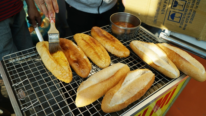 Bánh mì nướng muối ớt  Công đoạn khó nhất là ép dẹp bánh mì. Sau đó, bánh được nướng sơ trên vỉ với than hồng. Trong lúc nướng, bánh được phết lên lớp bơ mỏng, nước sốt sa tế, trở hai mặt cho vàng rồi gắp xuống. Bánh sẽ được nướng và phủ thêm lớp nướng sốt sa tế một lần nữa trước khi mang ra cho khách. Quầy bánh mì nướng muối ớt này nằm ở góc đường Nơ Trang Long và Y Rút, bán mỗi phần với giá 15.000 đồng.