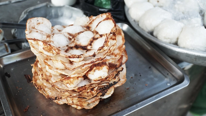 Bánh bò nướng  Quanh khu chợ trung tâm có vài ba hàng bày bán bánh bò nướng. Chiếc bánh giòn khi ăn có vị ngọt vừa phải, kèm theo đó là vị đắng của những phần bị khét. Bánh ăn sẽ ngon hơn lúc còn nóng. Một phần bánh bò nướng giá 5.000 đồng.