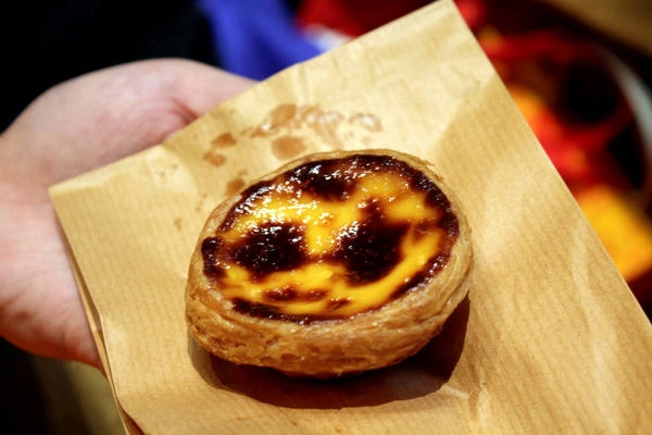 Bánh tart trứng Bồ Đào Nha là món ăn nổi tiếng nhất của ẩm thực Macau. Ảnh: Besudesuabroad.com