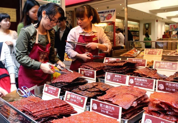 Thịt heo ngọt sấy khô là món ăn đường phố hấp dẫn. Ảnh: Besudesuabroad.com