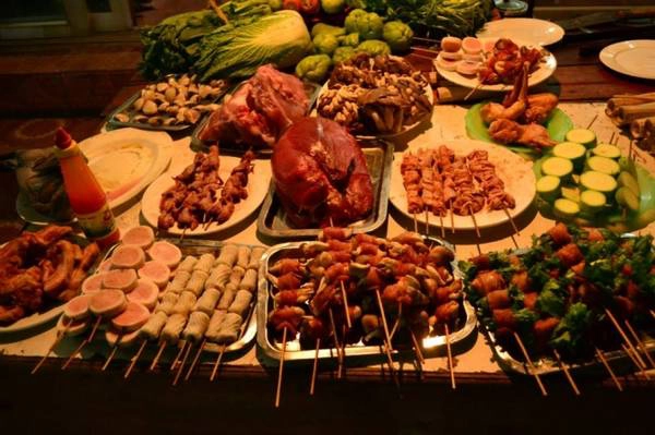 Những xiên đồ nướng đủ màu sắc tỏa hương thơm hấp dẫn là điều đầu tiên mà du khách nghĩ đến khi du lịch Sapa. Dường như ở Sapa bất kỳ món gì cũng có thể trở thành nguyên liệu của món nướng, từ rau củ, ngô khoai đến trứng, thịt, cá, chim… Những xiên đồ nướng đủ màu sắc tỏa hương thơm hấp dẫn là điều đầu tiên mà du khách nghĩ đến khi du lịch Sapa. Dường như ở Sapa bất kỳ món gì cũng có thể trở thành nguyên liệu của món nướng, từ rau củ, ngô khoai đến trứng, thịt, cá, chim…
