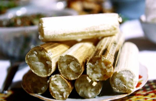 Cơm lam là món ăn đặc trưng của đồng bào dân tộc thiểu số vùng Tây Bắc nước ta, nguyên liệu chính là gạo nếp được nướng trong ống tre. Khi nướng chín, chỉ cần chẻ bỏ phần vỏ tre cháy bên ngoài, chừa lại một lớp lạt tre mỏng vừa tay người bóc khi ăn cơm. Cơm lam phổ biến và được yêu thích bởi vị ngon ấn tượng của gạo nếp, nước suối và hương thơm nhẹ nhàng của tre. Cơm lam là món ăn đặc trưng của đồng bào dân tộc thiểu số vùng Tây Bắc nước ta, nguyên liệu chính là gạo nếp được nướng trong ống tre. Khi nướng chín, chỉ cần chẻ bỏ phần vỏ tre cháy bên ngoài, chừa lại một lớp lạt tre mỏng vừa tay người bóc khi ăn cơm. Cơm lam phổ biến và được yêu thích bởi vị ngon ấn tượng của gạo nếp, nước suối và hương thơm nhẹ nhàng của tre.