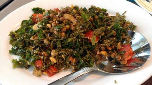 Laphet thoke (salad lá trà xanh): Nhắc đến xứ chùa vàng không thể không nhắc đến Lephet - lá trà xanh lên men. Món ăn được làm từ Lephet trộn với bắp cải, cà chua, đậu phộng rang, tỏi và ớt. Ảnh: Hungarybuddha. Laphet thoke (salad lá trà xanh): Nhắc đến xứ chùa vàng không thể không nhắc đến Lephet - lá trà xanh lên men. Món ăn được làm từ Lephet trộn với bắp cải, cà chua, đậu phộng rang, tỏi và ớt. Ảnh: Hungarybuddha.