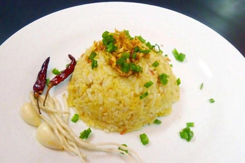 Nga htamin (cơm cá): Món này được nấu chín gạo với nghệ tươi, phủ lên bằng một lớp da cá và dầu tỏi. Món cơm cá ăn kèm với tóp mỡ rán giòn mang lại hương vị béo ngậy và thơm ngon. Ảnh: Saffrontravel. Nga htamin (cơm cá): Món này được nấu chín gạo với nghệ tươi, phủ lên bằng một lớp da cá và dầu tỏi. Món cơm cá ăn kèm với tóp mỡ rán giòn mang lại hương vị béo ngậy và thơm ngon. Ảnh: Saffrontravel.