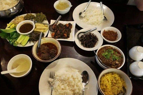 Món cà ri: Đây là một món ăn truyền thống, có nhiều gia vị và rau thơm của người bản địa. Thịt lợn, thịt bò, thịt cừu, tôm hoặc cá đều có thể ăn kèm với cà ri. Món ăn này còn độc đáo ở chỗ được ăn cùng Ngapi ye - một loại nước sốt làm từ cá và Balachaung - bát nước chấm cay nồng, mặn ngọt với ớt, tỏi, tôm khô. Ảnh: Saffrontravel. Món cà ri: Đây là một món ăn truyền thống, có nhiều gia vị và rau thơm của người bản địa. Thịt lợn, thịt bò, thịt cừu, tôm hoặc cá đều có thể ăn kèm với cà ri. Món ăn này còn độc đáo ở chỗ được ăn cùng Ngapi ye - một loại nước sốt làm từ cá và Balachaung - bát nước chấm cay nồng, mặn ngọt với ớt, tỏi, tôm khô. Ảnh: Saffrontravel.