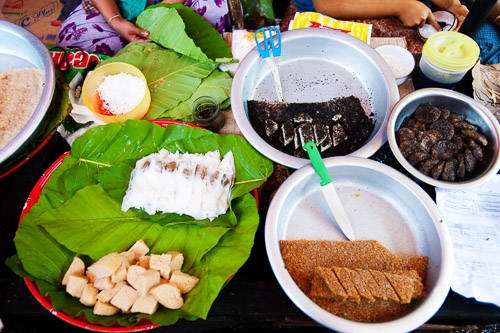 Moun, bein moun, moun pyit thalet (những chiếc bánh ngọt xứ Chùa Vàng): Người bản địa thường ăn các món vặt vào bữa sáng, bữa trà chiều. Không giống các món bánh được phủ đường để tạo vị ngọt, Moun - các món ngọt ở đây sử dụng cùi dừa và nước cốt dừa, gạo nếp và trái cây để tạo vị ngọt đặc trưng. Bánh Has nwin ma kin là chiếc bánh ngọt nhỏ làm từ bột trộn với nước cốt dừa, bơ và nho khô. Ảnh: Austinbus. Moun, bein moun, moun pyit thalet (những chiếc bánh ngọt xứ Chùa Vàng): Người bản địa thường ăn các món vặt vào bữa sáng, bữa trà chiều. Không giống các món bánh được phủ đường để tạo vị ngọt, Moun - các món ngọt ở đây sử dụng cùi dừa và nước cốt dừa, gạo nếp và trái cây để tạo vị ngọt đặc trưng. Bánh Has nwin ma kin là chiếc bánh ngọt nhỏ làm từ bột trộn với nước cốt dừa, bơ và nho khô. Ảnh: Austinbus.