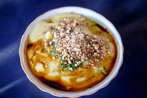 Hto-hpu nwe (bánh canh đậu hũ): Món ăn được chế biến từ một loại đậu được trồng ở Myanmar, nấu thành cháo, phủ một lớp bột màu vàng lên trên, cùng với rau thơm và ớt bột. Du khách có thể ăn kèm thêm thịt gà hay thịt lợn. Ảnh: Asiatrade. Hto-hpu nwe (bánh canh đậu hũ): Món ăn được chế biến từ một loại đậu được trồng ở Myanmar, nấu thành cháo, phủ một lớp bột màu vàng lên trên, cùng với rau thơm và ớt bột. Du khách có thể ăn kèm thêm thịt gà hay thịt lợn. Ảnh: Asiatrade.