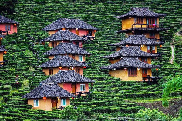 Những ngôi nhà nhỏ nhắn, xinh đẹp nằm ngay trên những đồi chè là nơi sinh sống của các gia đình người Hoa lưu vong từ nhiều thế hệ nay ở Ban Rak Thai. Ảnh: Legalnomads Những ngôi nhà nhỏ nhắn, xinh đẹp nằm ngay trên những đồi chè là nơi sinh sống của các gia đình người Hoa lưu vong từ nhiều thế hệ nay ở Ban Rak Thai. Ảnh: Legalnomads