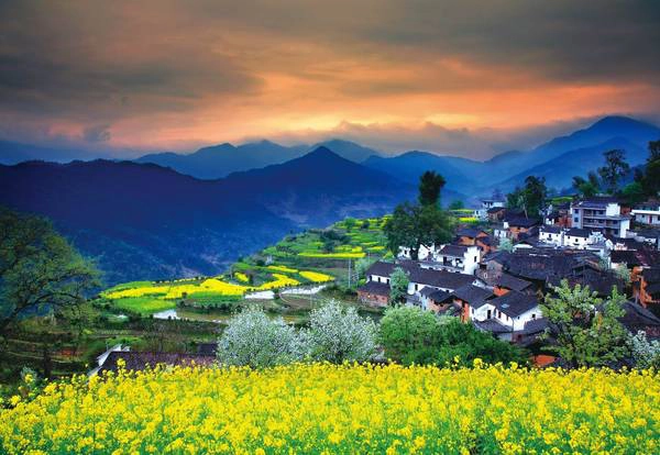Làng Wuyuan ở Giang Tây, Trung Quốc nổi tiếng với những ngôi nhà cổ có kiến trúc độc đáo chen lẫn trong sắc hoa cải rực rỡ. Ảnh: blog.liveitchina.com Làng Wuyuan ở Giang Tây, Trung Quốc nổi tiếng với những ngôi nhà cổ có kiến trúc độc đáo chen lẫn trong sắc hoa cải rực rỡ. Ảnh: blog.liveitchina.com