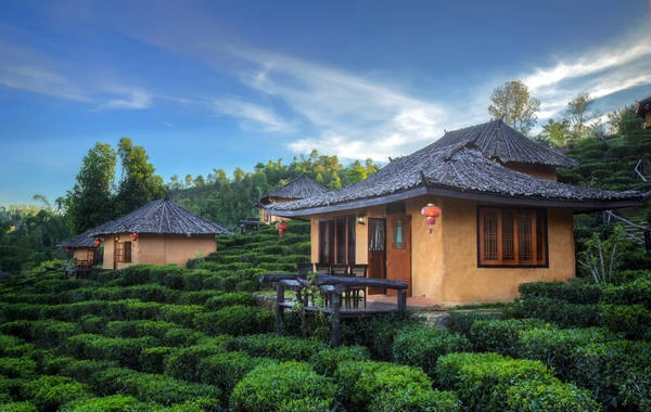 Cảnh đồi núi, sông nước hữu tình như tranh phong cảnh của làng Ban Rak Thai khiến không ít du khách say mê. Ảnh: Legalnomads Cảnh đồi núi, sông nước hữu tình như tranh phong cảnh của làng Ban Rak Thai khiến không ít du khách say mê. Ảnh: Legalnomads