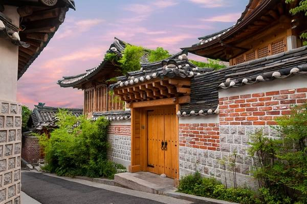 Làng Bukchon Hanok được xem là ngôi làng cổ đẹp nhất Seoul. Ảnh: Skyscanner Làng Bukchon Hanok được xem là ngôi làng cổ đẹp nhất Seoul. Ảnh: Skyscanner
