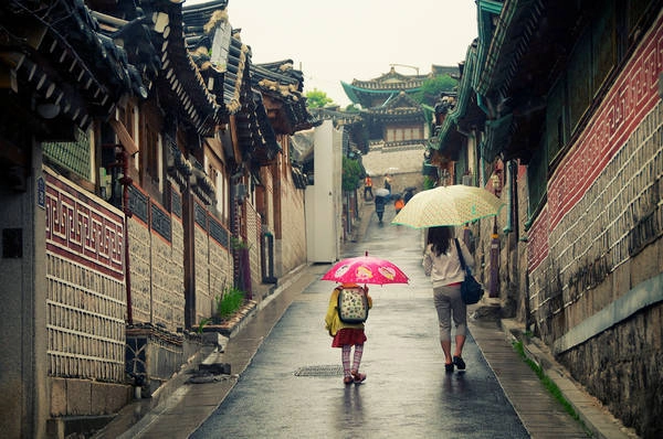 Du khách đi dạo ở Bukchon Hanok. Ảnh: Robert Koehler Du khách đi dạo ở Bukchon Hanok. Ảnh: Robert Koehler