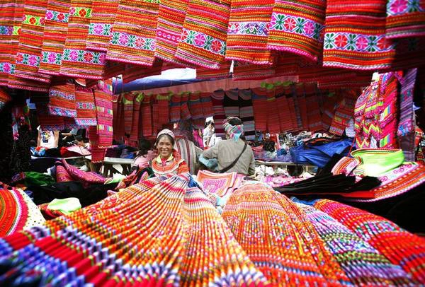 Hàng thổ cẩm đủ màu sắc. Ảnh: sapaoriginaltrek