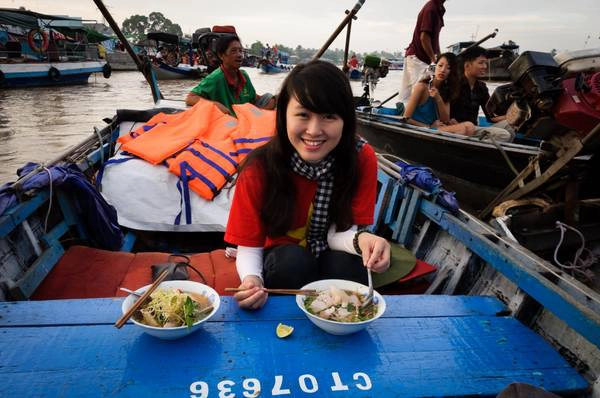 Khách du lịch thích thú khi đến với chợ nổi. Ảnh: timeoutvietnam
