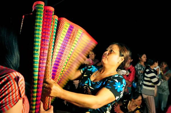 Người dân tấp nập mua bán trong phiên chợ đêm. Ảnh: baodulich