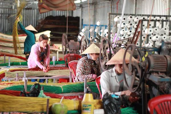 Hoạt động đầy màu sắc của làng nghề. Ảnh: muctim