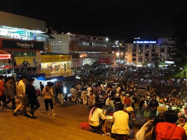 Chợ âm phủ Đà Lạt vô cùng nhộn nhịp. Ảnh: dulich-dalat