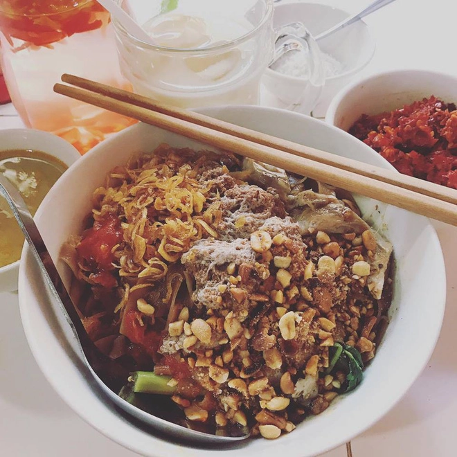 6-quan-banh-da-tron-cuc-ngon-gia-chi-khoang-30-ngan-cho-bua-trua-he-nong-nuc-ha-noi-ivivu-8