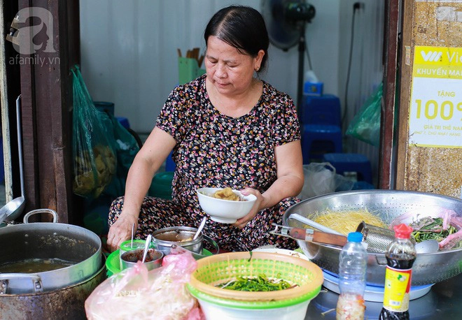 6-quan-banh-da-tron-cuc-ngon-gia-chi-khoang-30-ngan-cho-bua-trua-he-nong-nuc-ha-noi-ivivu-9