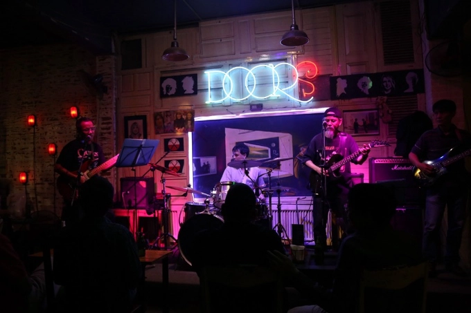 The Doors Quán thường đón rất nhiều loại khách từ trẻ tới già, sinh viên, nhân viên… cho tới các du khách nước ngoài hay ca sĩ, nhạc công đã giải nghệ. Ý tưởng của chủ quán là tạo nên điểm hẹn mỗi tối của những người mê chơi và thưởng thức nhạc rock, nhạc phương tây. Đồ uống ở quán có giá phải chăng nhưng có thể vì không gian thú vị mà đôi khi khách không chú ý quá nhiều. Anh Quang chủ quán cho hay: “Đây là nơi để mọi người nghe nhạc rock’’. Anh chia sẻ có lần ngồi chơi cờ bên vỉa hè và gặp một người đàn ông Triều Tiên bước vào quán, nhìn xung quanh và thấy bối rối vì không thể giao tiếp. “Chúng tôi không thể nói chuyện vì anh ấy không nói được cả tiếng Việt và tiếng Anh”. Nhưng khi nhạc nổi lên làm cầu nối thì cả hai không cần tới một ngôn ngữ chung để nói nữa. Bài hát hôm đó là Yesterday của The Beatles. Hàng ngày quán The Doors mở cửa từ 8h tới nửa đêm. Địa chỉ: 11 phố Hàng Chĩnh.