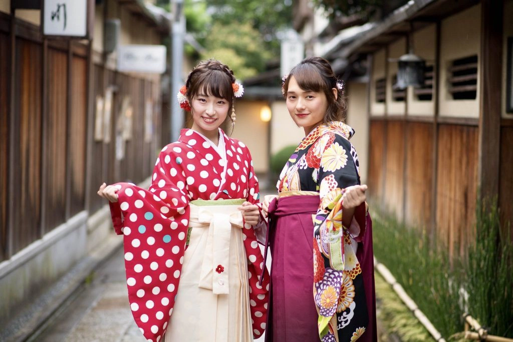 Mặc từ phải sang trái: Khi mặc kimono, bạn phải tuân thủ quy tắc đối với trang phục truyền thống này. Juban trước là loại kimono lót không thể thiếu để giúp trang phục khỏi bẩn. Theo tục lệ, người mặc phải quấn từ bên phải trước rồi mới quấn sang bên trái. Người Nhật chỉ làm chiều ngược lại khi dự tang lễ. Ngoài ra, bạn phải đi guốc gỗ và mang tất tabi trắng. Ảnh: Question Japan.