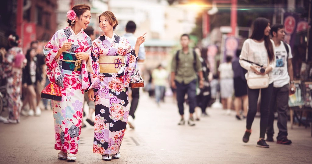 Đi chậm: Khi dạo phố với trang phục kimono, bạn phải đi sao cho 2 bàn chân luôn ở khoảng cách gần nhau. Cách đi này sẽ giúp người mặc bước đi duyên dáng và thanh lịch hơn. Tuy nhiên, khi vội, bạn có thể cầm váy bằng tay để di chuyển nhanh hơn. Ảnh: Activity Japan.