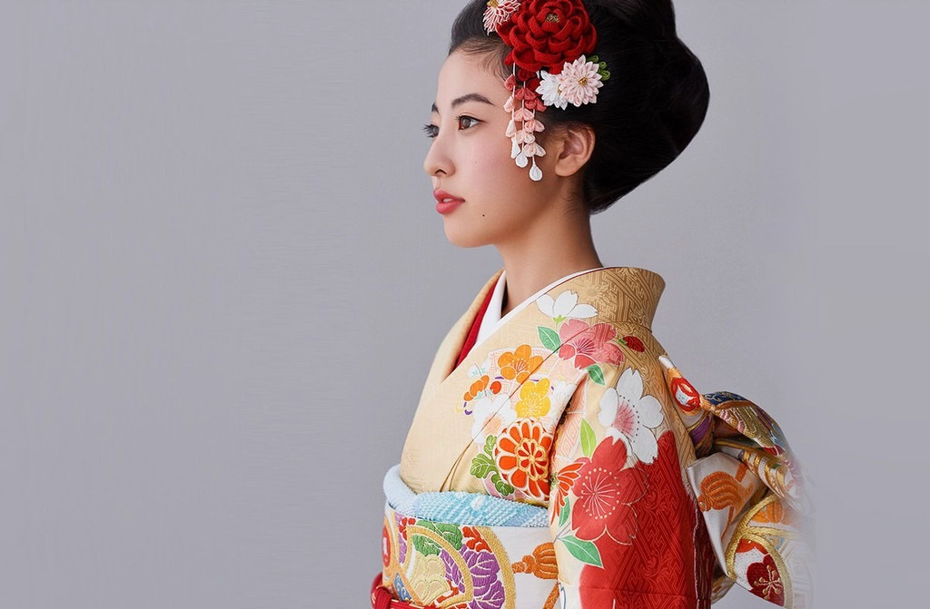 Phụ nữ mặc duy nhất một cỡ: Kimono dành cho phụ nữ không có nhiều kích cỡ khác nhau. Do đó, người phụ nữ khi mặc sẽ tự bó y phục lại cho phù hợp với cơ thể của mình. Ảnh: Awomusic.