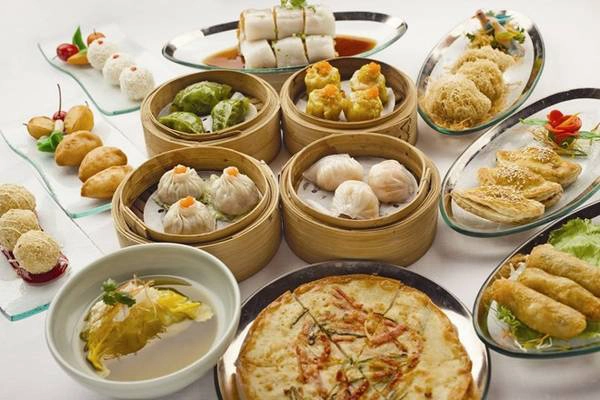 Chỉ ăn dimsum: Hong Kong nổi tiếng với những bữa dimsum thịnh soạn, hấp dẫn. Tuy nhiên, bạn nên dành thời gian khám phá thêm các món đặc sản của vùng đất này, từ quán ăn vỉa hè tới nhà hàng hạng sang. Hong Kong là điểm giao thoa văn hóa, do đó du khách sẽ dễ dàng tìm thấy những quán phục vụ ẩm thực Anh, Thái Lan, Ấn Độ... với biến tấu rất riêng. Ảnh: Passion-dimsum. Chỉ ăn dimsum: Hong Kong nổi tiếng với những bữa dimsum thịnh soạn, hấp dẫn. Tuy nhiên, bạn nên dành thời gian khám phá thêm các món đặc sản của vùng đất này, từ quán ăn vỉa hè tới nhà hàng hạng sang. Hong Kong là điểm giao thoa văn hóa, do đó du khách sẽ dễ dàng tìm thấy những quán phục vụ ẩm thực Anh, Thái Lan, Ấn Độ... với biến tấu rất riêng. Ảnh: Passion-dimsum.