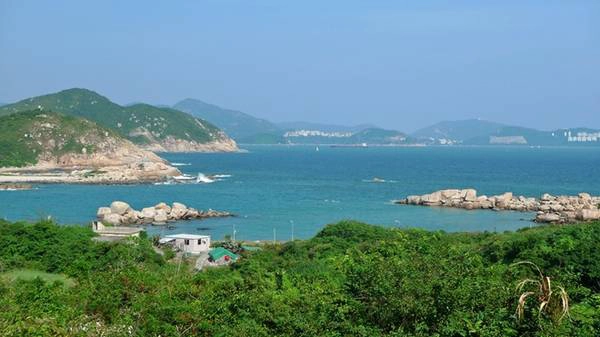 Chỉ ở đảo chính Hong Kong: Khu vực này còn có hơn 260 hòn đảo, trong đó nhiều đảo có thể tiếp cận bằng phà với chi phí không quá đắt đỏ. Mỗi đảo sẽ đem lại cho du khách một trải nghiệm khác biệt: đảo Nam Nha với các bãi biển tuyệt đẹp, bình yên; đảo Bình Châu là nơi có đồi Finger và đền Bảy Cô; đảo Trường Châu với hải sản ngon tuyệt. Ảnh: Randomwire. Chỉ ở đảo chính Hong Kong: Khu vực này còn có hơn 260 hòn đảo, trong đó nhiều đảo có thể tiếp cận bằng phà với chi phí không quá đắt đỏ. Mỗi đảo sẽ đem lại cho du khách một trải nghiệm khác biệt: đảo Nam Nha với các bãi biển tuyệt đẹp, bình yên; đảo Bình Châu là nơi có đồi Finger và đền Bảy Cô; đảo Trường Châu với hải sản ngon tuyệt. Ảnh: Randomwire.