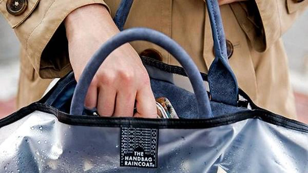 Những thứ cần thiết mang theo khi đi máy bay. Ảnh: Advancebackpack. Những thứ cần thiết mang theo khi đi máy bay. Ảnh: Advancebackpack.