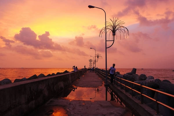 Cầu tàu Dinh Cậu trong ánh hoàng hôn. Ảnh: Nsphuoc phu-quoc-ivivu-4