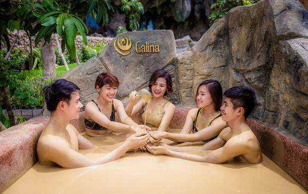 Du khách thích thú khi tắm bùn khoáng tại Galina Phú Quốc Mud Bath & Spa. tắm-bùn-galina-phú-quốc