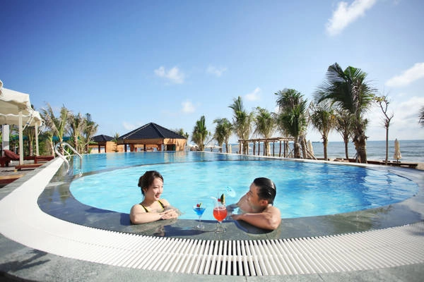 Thỏa thích tắm hồ bơi không giới hạn tại Galina Phú Quốc Mud Bath & Spa khi sử dụng gói tắm bùn. galina-phu-quoc-ivivu-12