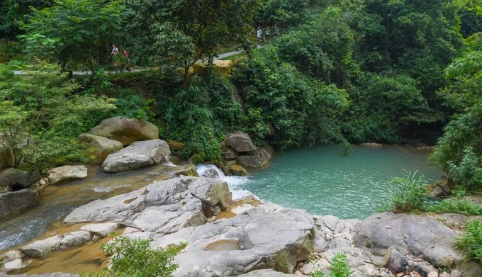 Khám phá thác Lựng Xanh  Ngọn thác nằm cách trung tâm TP Uông Bí, Quảng Ninh khoảng 2 km, phù hợp với những chuyến trong ngày, tạm xa khói bụi và sự ồn ào của thành phố. Từ điểm gửi xe, khách tham quan đi bộ khoảng 10 phút qua con đường dưới những tán cây là đến chân thác Lựng Xanh. Thác chia làm ba tầng, có lối lên khá dễ dàng. Du khách có thể thoải mái bơi lội tại những hồ nước hình thành dưới chân thác nhưng cần lưu ý tới an toàn vì có nhiều tảng đá mọc rêu trơn trượt. Giá vé vào điểm du lịch này là 30.000 đồng một người lớn và 10.000 đồng với trẻ em.