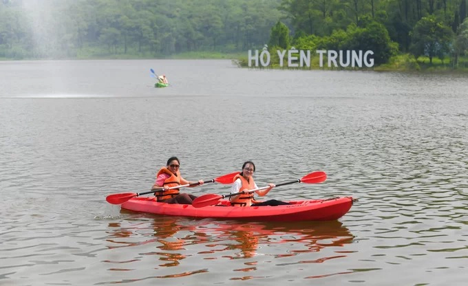 Chèo thuyền kayak trên hồ Yên Trung  Hồ Yên Trung cách trung tâm thành phố Uông Bí khoảng 5 km. Địa danh được nhiều du khách ví như “Đà Lạt thu nhỏ”, bởi bầu không khí trong lành, những cánh rừng thông xanh mướt, hồ nước rộng và thích hợp với nhiều hoạt động vui chơi ngoài trời. Một trong những trải nghiệm thường được khách du lịch lựa chọn là chèo thuyền kayak, đi xe đạp đôi dưới nước ngắm cảnh hồ. Kayak có giá thuê 100.000 đồng một thuyền, chơi trong 30 phút. Đây cũng là điểm đến phù hợp với những chuyến dã ngoại, picnic của các gia đình và nhóm bạn, nhất là trong dịp cuối tuần.