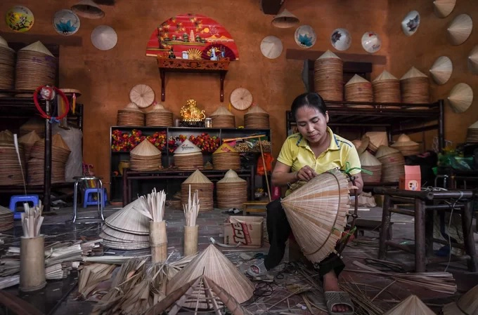 Thử làm nón tại làng nghề dưới chân núi Yên Tử  Làng Nương nằm trong quần thể Trung tâm văn hoá Trúc Lâm Yên Tử là không gian tái hiện ngôi làng có từ thời Trần, với 50 nóc nhà và hai dãy phố. Trong làng có nhiều khu vực vui chơi, trải nghiệm văn hoá truyền thống như tập làm nón, vẽ chuồn chuồn tre, dệt tơ tằm… mang đến cơ hội tìm hiểu những sản phẩm đặc trưng của Việt Nam. Để làm một chiếc nón lá, người thợ thủ công phải mất tới nửa ngày hoặc cả ngày tuỳ theo độ cầu kỳ của sản phẩm.