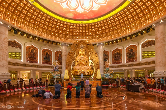 Dưới chân tượng Quan Âm là cung điện Yuantong, rộng 1.500 m2. Bên trong là nơi đặt một bức tượng Phật lớn và hàng nghìn tượng nhỏ, tất cả đều mạ vàng để khách tham quan chiêm bái, hành lễ.  Vé vào cửa khu du lịch có giá 145 CNY (khoảng 500.000 đồng) một người lớn và 73 CNY với trẻ em (khoảng 250.000 đồng). Trẻ nhỏ dưới 1,2 m và người già trên 70 tuổi được miễn phí.