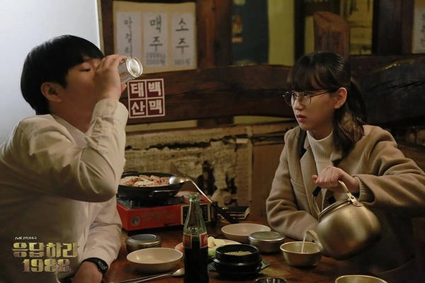 Rượu gạo Makkoli từng xuất hiện trong nhiều bộ phim, trong đó có Reply 1988