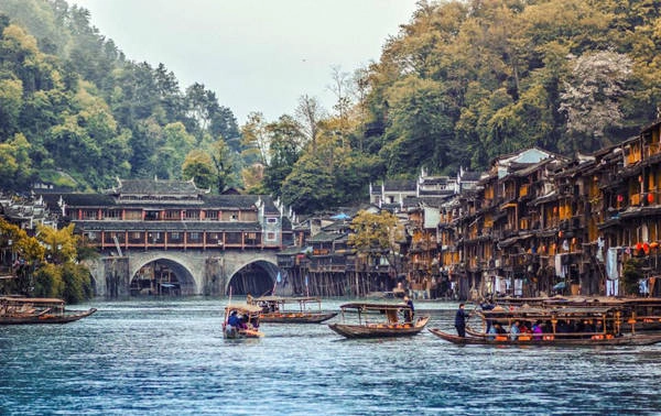 Phượng Hoàng cổ trấn đang trở thành địa điểm hot với du khách Việt thời gian gần đây. Nhiều bài chia sẻ kinh nghiệm chi tiết về địa điểm nổi tiếng tỉnh Hồ Nam này nhận được sự hướng ứng của người xem với hàng chục nghìn like và share.