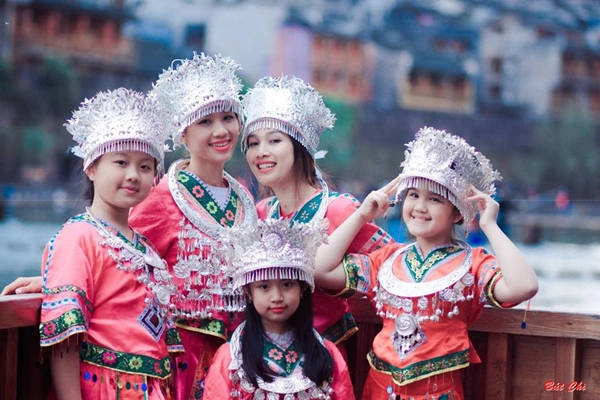 Du khách có thể thuê những bộ đồ dân tộc nhiều sắc màu để chụp ảnh.