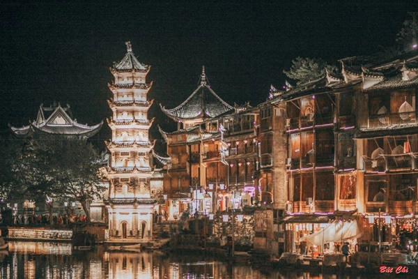 Về đêm, cổ trấn dường như còn lung linh, đẹp đẽ hơn cả ban ngày. Ánh đền từ những căn nhà gỗ cổ soi chiếu xuống mặt sông tạo nên cảnh sắc huyền ảo, cổ kính cho thị trấn hàng nghìn năm tuổi.