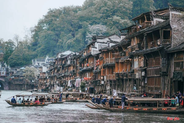 Anh Minh cùng gia đình và những người bạn bắt đầu chuyến đi 7 ngày từ 14 đến 20/4, tham quan Trương Gia Giới 2 ngày, Phượng Hoàng cổ trấn 2 ngày, cộng với 2 ngày di chuyển dọc đường. Đoàn của Minh gồm 8 người, với tổng chi phí chỉ 6 triệu đồng một người, khiến nhiều người sửng sốt.