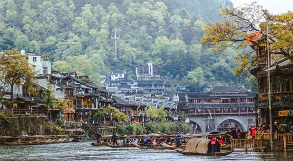 Trong bài tư vấn của mình, anh Minh cho biết đoàn di chuyển chính bằng tàu hỏa, đặt vé qua mạng, từ Hà Nội sang Nam Ninh bằng tàu liên vận, sau đó chuyển tàu Nam Ninh đi ga Trương Gia Giới, sau đó tiếp tục tới Phượng Hoàng cổ trấn, trước khi quay lại Nam Ninh và về lại Hà Nội.